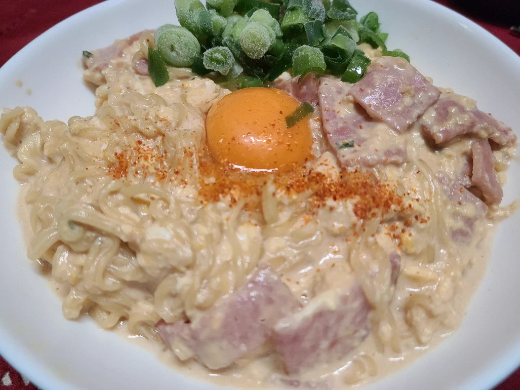 みそボナーラ作ったんだけど、スープが煮詰まることを考慮してなかったので仕上がりが味濃くなってしまった。スープの粉入れる段階で粉半分くらいにしときゃ良かった😂
