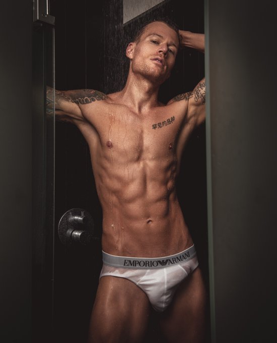 1 pic. Wet Exclusive! With the incredible @mainzzer ? by @PaulJamnicky ? https://t.co/GiK6hulLCm
.
.