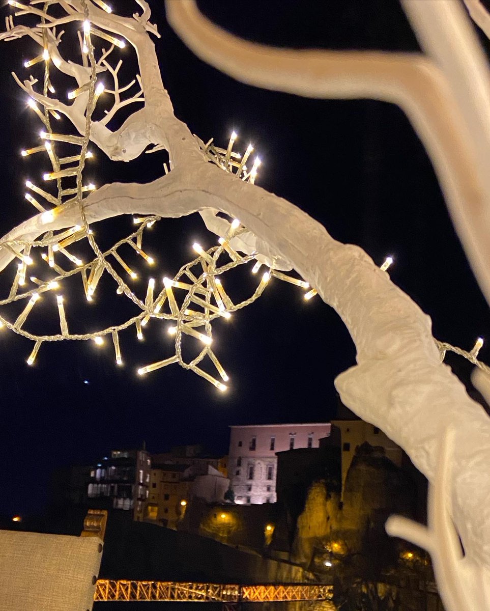 Esta tarde se ha Encendido la #Navidad en @paradores #Cuenca, una luz por cada niño,una luz por cada ilusión,gracias.Un placer colaborar en este emotivo acto que tanto nos llena.✨
@AldeasEspana 
@ceoecuenca @emilioiphone @vivelamezquita @CoroAlonsoLobo1 @Dondenacenlossabores