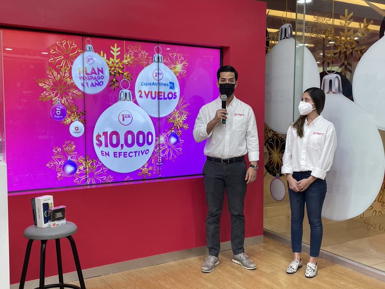 digicel_sv's tweet photo. ¡Esta Navidad todos ganan con #Digicel!🤩🎄 Queremos regalarte 3 grandes premios: $10,000 en efectivo, 2 boletos aéreos y un plan pospago GRATIS por un año.🎁 Lo único que debés hacer es jugar #MueveYGana.​
Conoce más aquí: https://t.co/D9sUfBBqEL ​
#NavidadDigicel #JuntosEsMejor https://t.co/qijbTtmS8k
