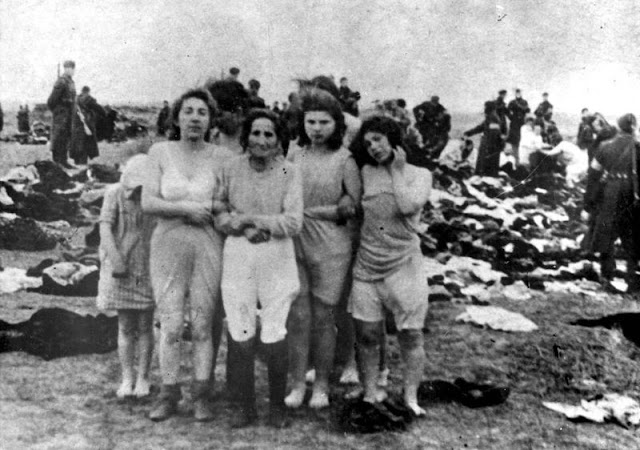 15th December 1941: The German photographic evidence taken at the Skede Beach massacre Liepāja, Latvia 

Read the full story at ww2today.com

#holocaust #history #WW2  #OTD