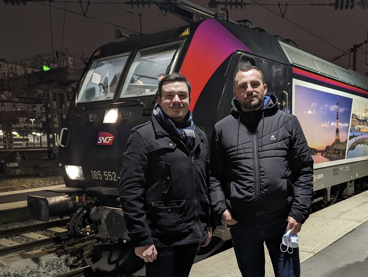 En attendant le départ du #nightjet, retrouvailles avec <a href="/tgvdu45/">Théo</a> 🥰