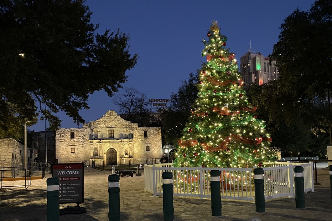 VisitSanAntonio's tweet photo. You can do your part to keep our community and yours safer this holiday season. Check the latest health and safety updates before you travel: https://t.co/v2j6n9qWHt

#DoItForSA https://t.co/cD3cFXHskc