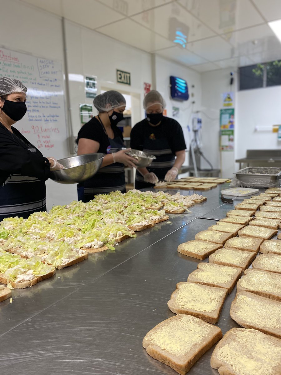 Taranz1's tweet photo. The @EatmylunchNz team and volunteers have been supplying lunches to our #RarangaMatihiko tamariki for the past four years.  Ngā mihi nui.  Our @Te_Papa Learning Team helped making some great lunches for students today. Thanks to all the Eat My Lunch volunteers in Auckl and Wgtn. https://t.co/kge39PqZxp