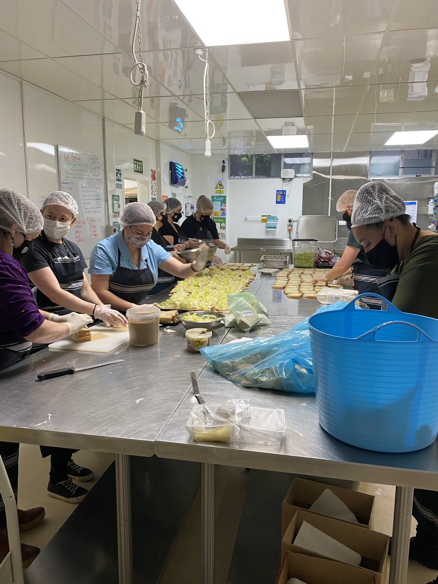 Taranz1's tweet photo. The @EatmylunchNz team and volunteers have been supplying lunches to our #RarangaMatihiko tamariki for the past four years.  Ngā mihi nui.  Our @Te_Papa Learning Team helped making some great lunches for students today. Thanks to all the Eat My Lunch volunteers in Auckl and Wgtn. https://t.co/kge39PqZxp