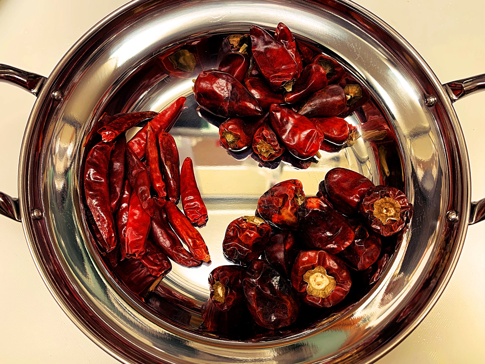 カレーライス ばる しえすた 左の普通の唐辛子に加え 子弾頭唐辛子 右上 と朝天唐辛子 右下 という二種の四川唐辛子 を使用しています どっちも普通の唐辛子とは辛さも香りもまったく違う 子弾頭は非常に色と香りがよく 朝天は辛いながらも