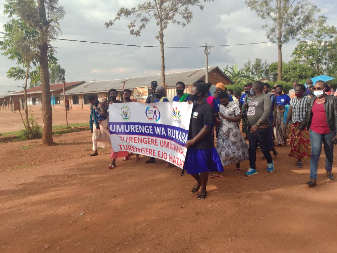 LwdWork's tweet photo. 2day the staff, the #VESEs of @LwdWork including #Aunts and #Eldersisters in #MASENGEMBAHAFI program joined local leaders and community members of Kawangire cell in @Rukara_Sector @KayonzaDistrict in the campaign of protecting the rights for the children #Turengereumwana https://t.co/dhiYMrhLIf