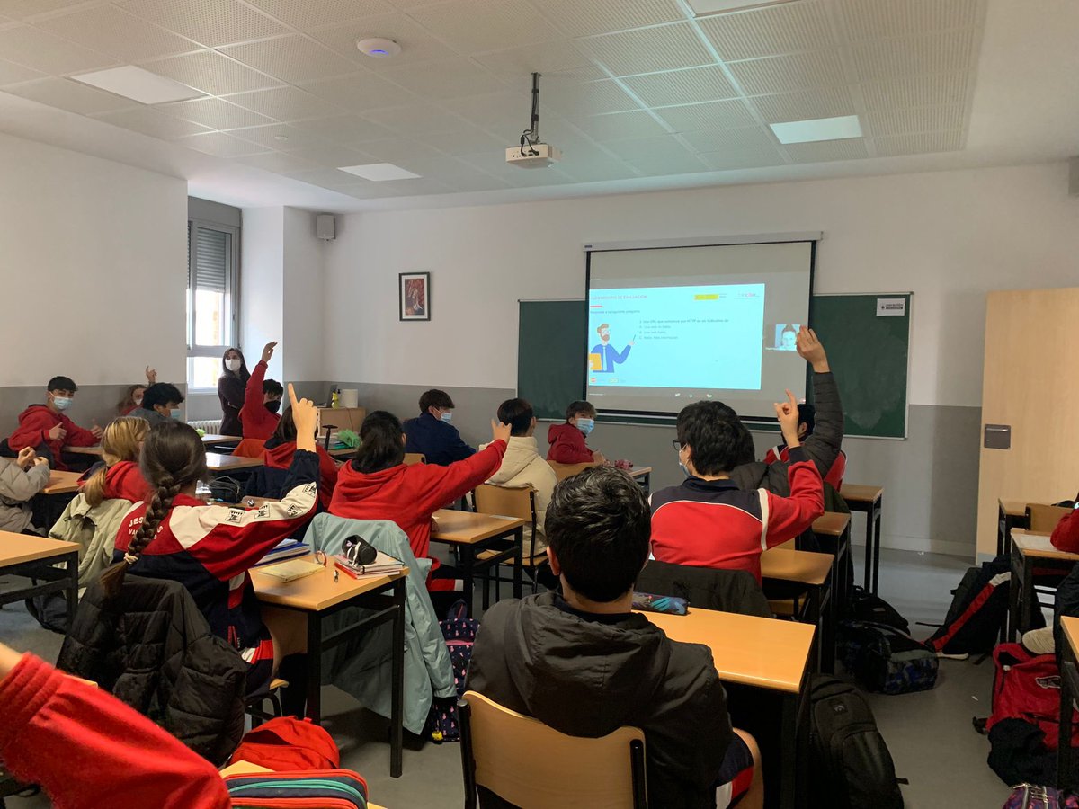 csjva's tweet photo. Competencia digital también es consumir contenido de forma segura 🔐✔️.

3º de ESO participa en el taller ‘Aprende a contrastar la información’, de @INCIBE. 

#Transforma23 https://t.co/plmG5ld4nG