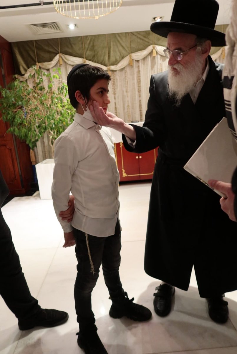 rY4jxrQ3li8q6UM's tweet photo. הרבי מויז'ניץ מקרב את ילדי ישראל בגאורגיה https://t.co/r4NtVDLOY9