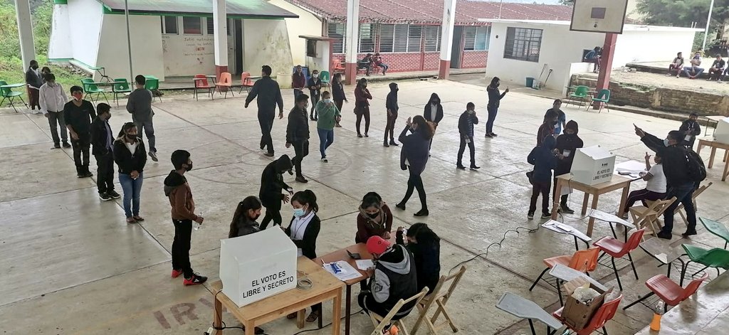 INE_Chiapas's tweet photo. 🙋♂️🙋♀️🙋🗳 Ejercicio de participación || 🔶️ Hoy, el #Distrito02Bochil colaboró en la elección de representantes escolares en la Escuela Secundaria Técnica 84, #Chalchihuitan, #Chiapas, mediante el uso de la #BoletaElectrónica. https://t.co/bFEOJCVi8q