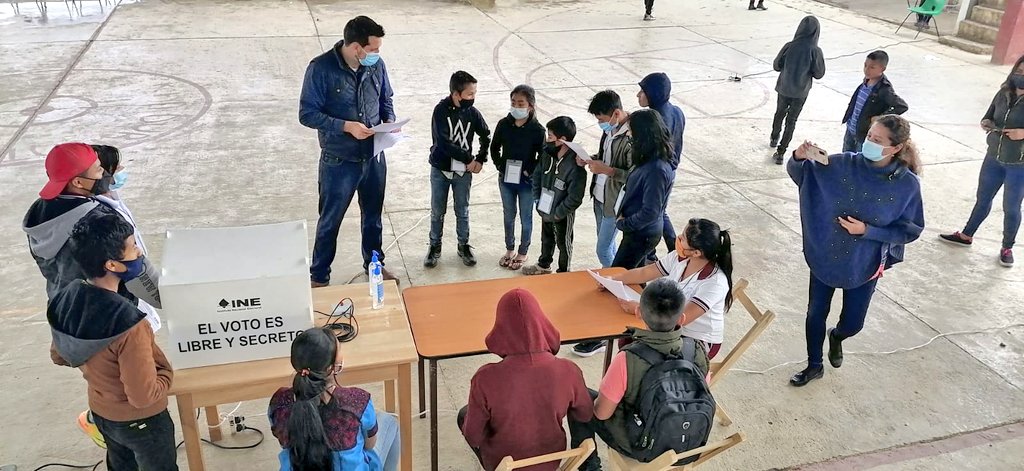 INE_Chiapas's tweet photo. 🙋♂️🙋♀️🙋🗳 Ejercicio de participación || 🔶️ Hoy, el #Distrito02Bochil colaboró en la elección de representantes escolares en la Escuela Secundaria Técnica 84, #Chalchihuitan, #Chiapas, mediante el uso de la #BoletaElectrónica. https://t.co/bFEOJCVi8q