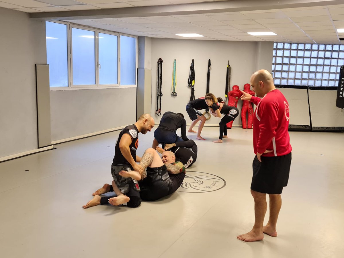 En nada lo dejaremos en la página de la vasca, pero como adelanto y para más facilidad os dejamos por aquí unas fotos del entrenamiento del pasado 11 de diciembre con Aritza Larrinaga para la preparación del curso de Monitor y Entrenador Nacional de Grappling y MMA.
