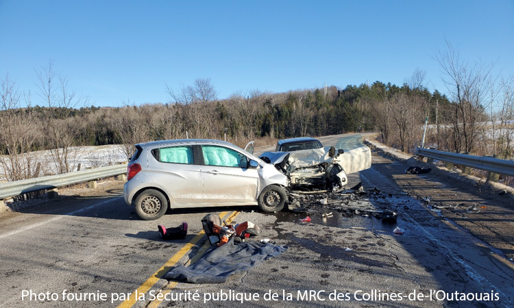 MaxDelandQMI's tweet photo. Collision frontale en Outaouais: Un enfant de 5 ans est mort, sa soeur de 7 ans est dans un état critique et leur père a été gravement blessé dans un violent accident survenu sur la R-309, à Notre-Dame-de-la-Salette. Le conducteur de l'autre véhicule lutte lui aussi pour sa vie. https://t.co/WUdFvV2lzY