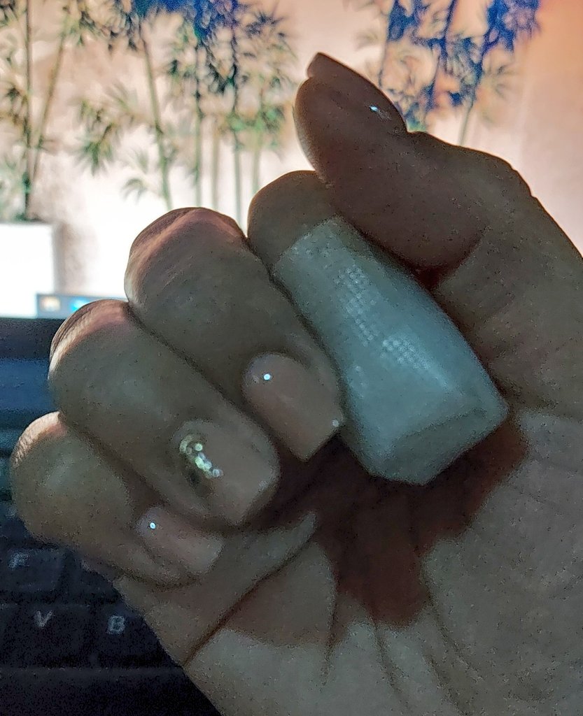 zarinav's tweet photo. Destrozarme las uñitas es mi pasión 😪 https://t.co/iOIpSeJtV0