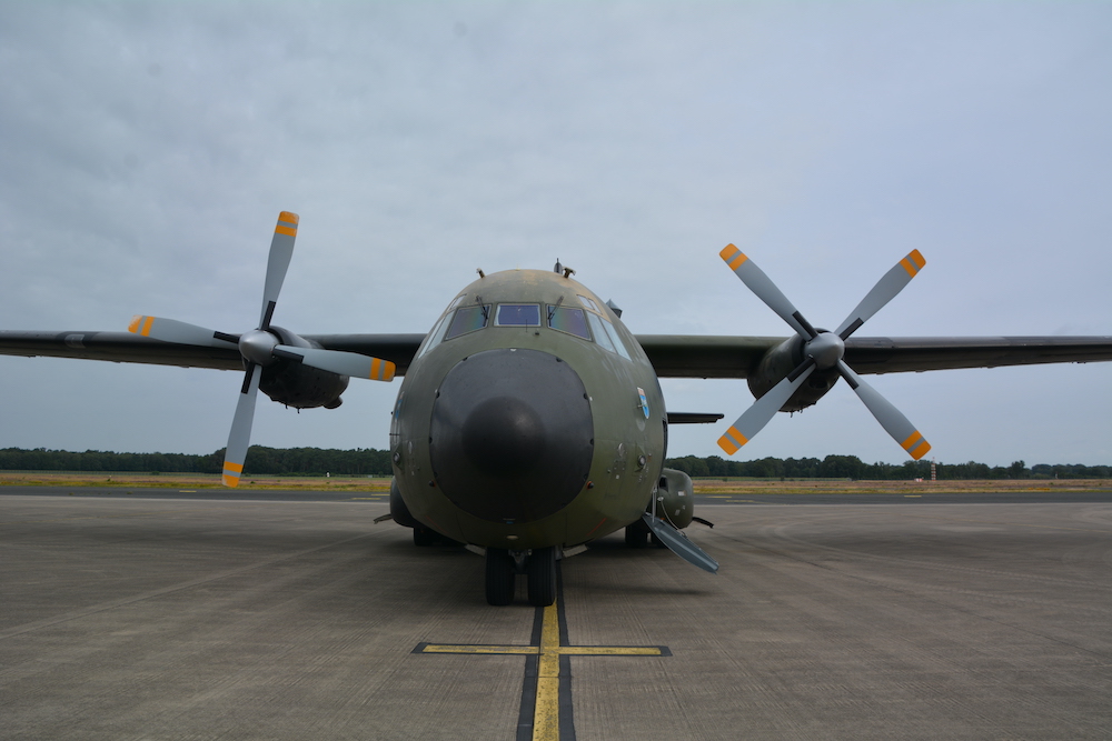 Volker_Thomalla's tweet photo. Heute endete mit einem Abschiedsflug über Norddeutschland die Dienstzeit der C-160 Transall bei der Luftwaffe. Viele Sprünge aus und viele Landungen mit der Transall bleiben mir in guter Erinnerung. https://t.co/xqZDI4ckAC