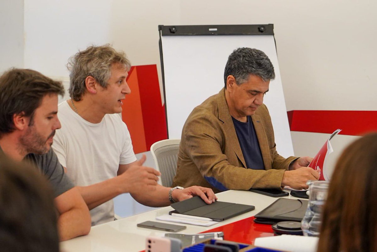 jorgemacri's tweet photo. Nos reunimos con el Jefe de Gabinete @FelipeMiguelBA, con el objetivo de profundizar e intercambiar ideas acerca de los ejes estratégicos del plan federal de la Ciudad. https://t.co/YqfbLON9cA
