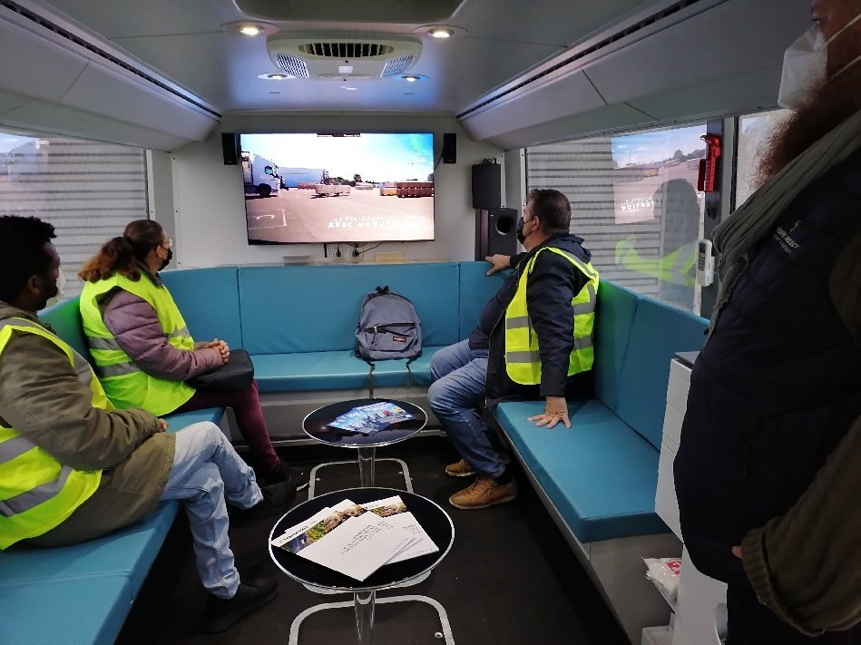 #TousMobilisés 
Hier 10 aspirants testeurs logiciel chez @Bodet_Software Aujourd'hui 15 candidats au poste de conducteur PL chez @GpeMousset Raud et en même temps 20 à l'agence ont découvert les <a href="/Geiq_PDL/">Les Geiq des Pays de la Loire</a> pour un emploi en 2022! 
Bravo aux équipes 👏👏