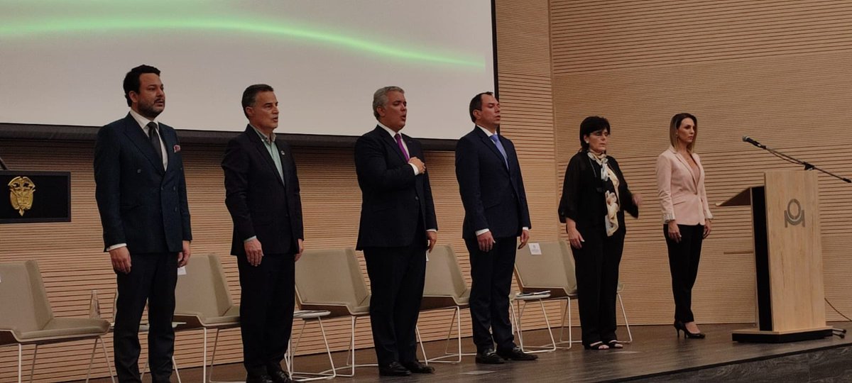 CamaraMedellin's tweet image. Recuperación económica es el tema central del evento FOROIN. Mesa principal: presidente, @IvanDuque; Gobernador de Antioquia, @anibalgaviria, nuestra presidente, Lina Vélez de Nicholls; director @INTERGREMIALant, @nicoposada, y el presidente de @AuguraColombia, Emerson Aguirre.