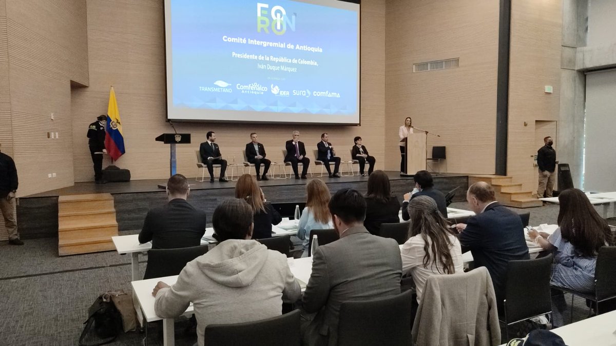 CamaraMedellin's tweet image. Recuperación económica es el tema central del evento FOROIN. Mesa principal: presidente, @IvanDuque; Gobernador de Antioquia, @anibalgaviria, nuestra presidente, Lina Vélez de Nicholls; director @INTERGREMIALant, @nicoposada, y el presidente de @AuguraColombia, Emerson Aguirre.