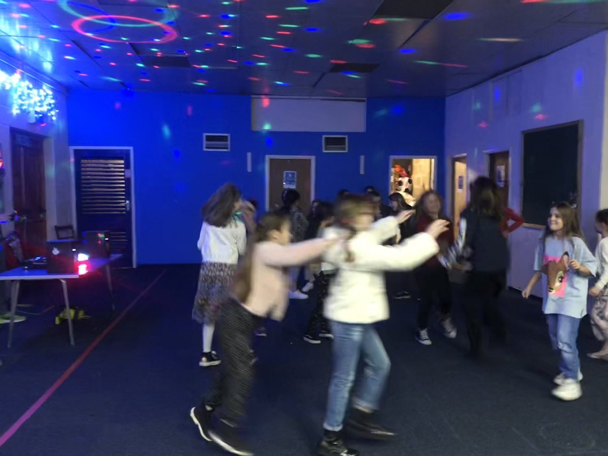 2ndWhittle's tweet photo. What an amazing Christmas party we had tonight!! A disco with a real DJ, party games and prizes galore, and even a special visit from the big man himself🎅🏼 🌟

@Girlguiding @Girlguiding_NWE https://t.co/f1cvt4hJzG
