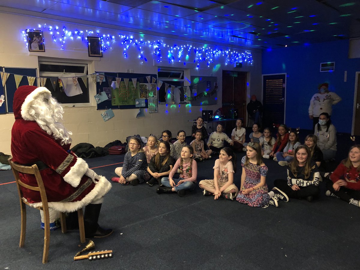 2ndWhittle's tweet photo. What an amazing Christmas party we had tonight!! A disco with a real DJ, party games and prizes galore, and even a special visit from the big man himself🎅🏼 🌟

@Girlguiding @Girlguiding_NWE https://t.co/f1cvt4hJzG