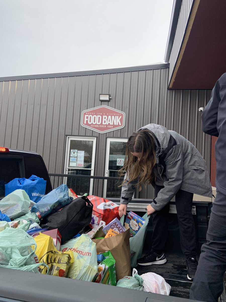 A truck load of food from our friends at The Food Bank.  Thank you very much to the ⁦<a href="/palliserheights/">École Palliser Heights School</a>⁩ community#givinghuskies