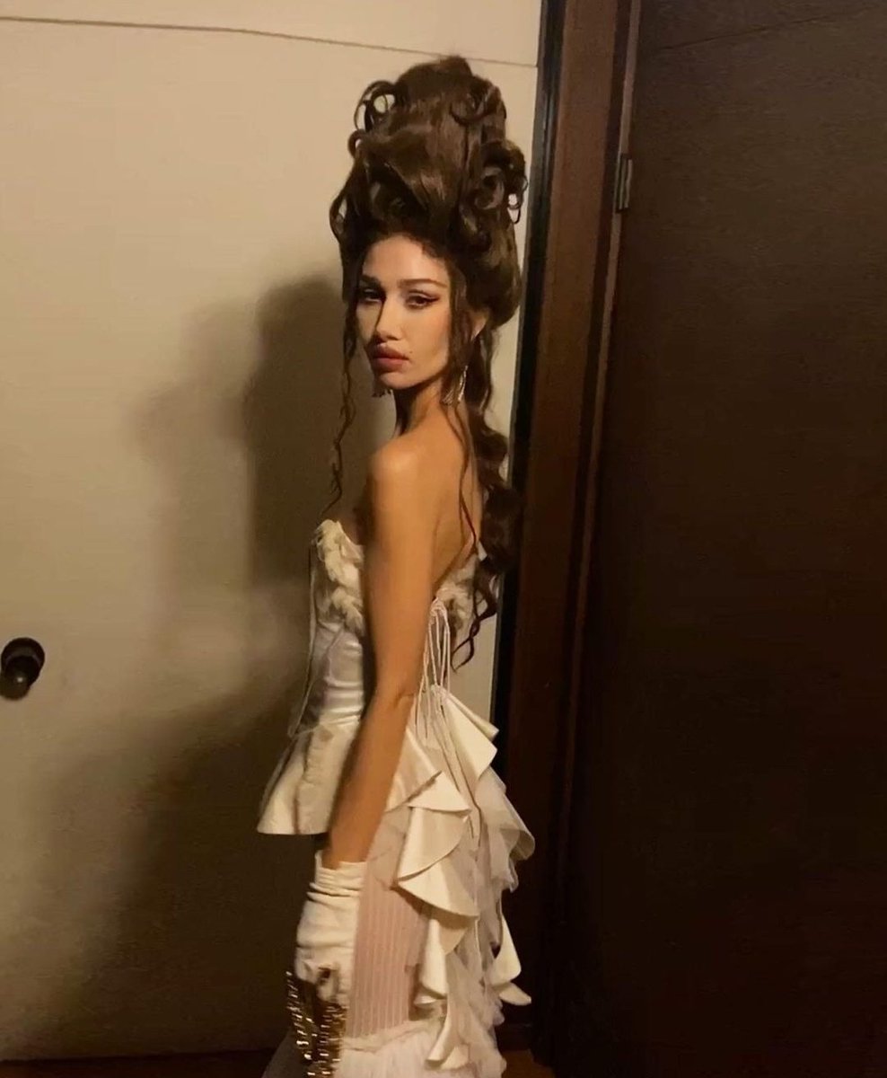 fashHUN_'s tweet photo. And she always looks insane https://t.co/cJ5bWLGXB9