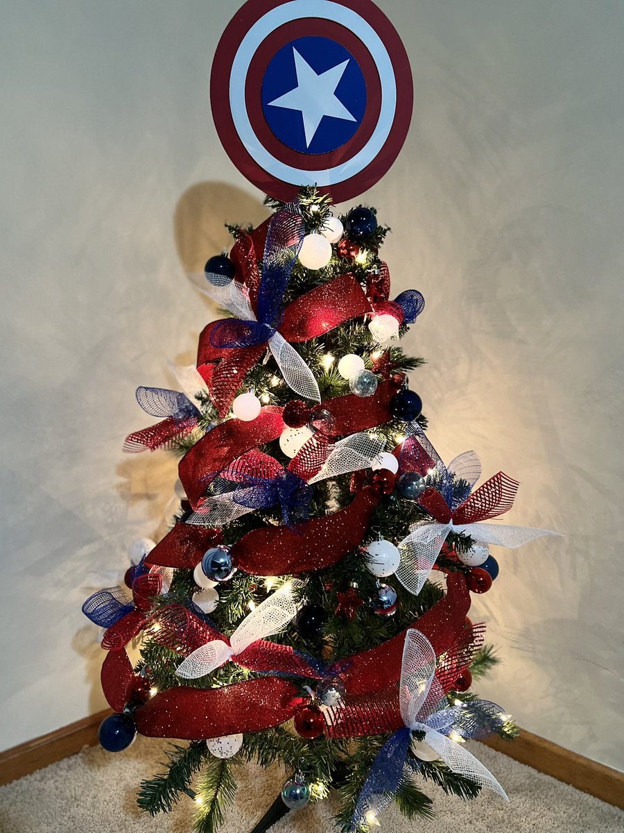 iamigarcia4's tweet photo. My #captainamerica inspired little tree 🌲 I love it so ❤️🤍💙 #CHRISmas #ChrisEvans https://t.co/zciY2KpcBF