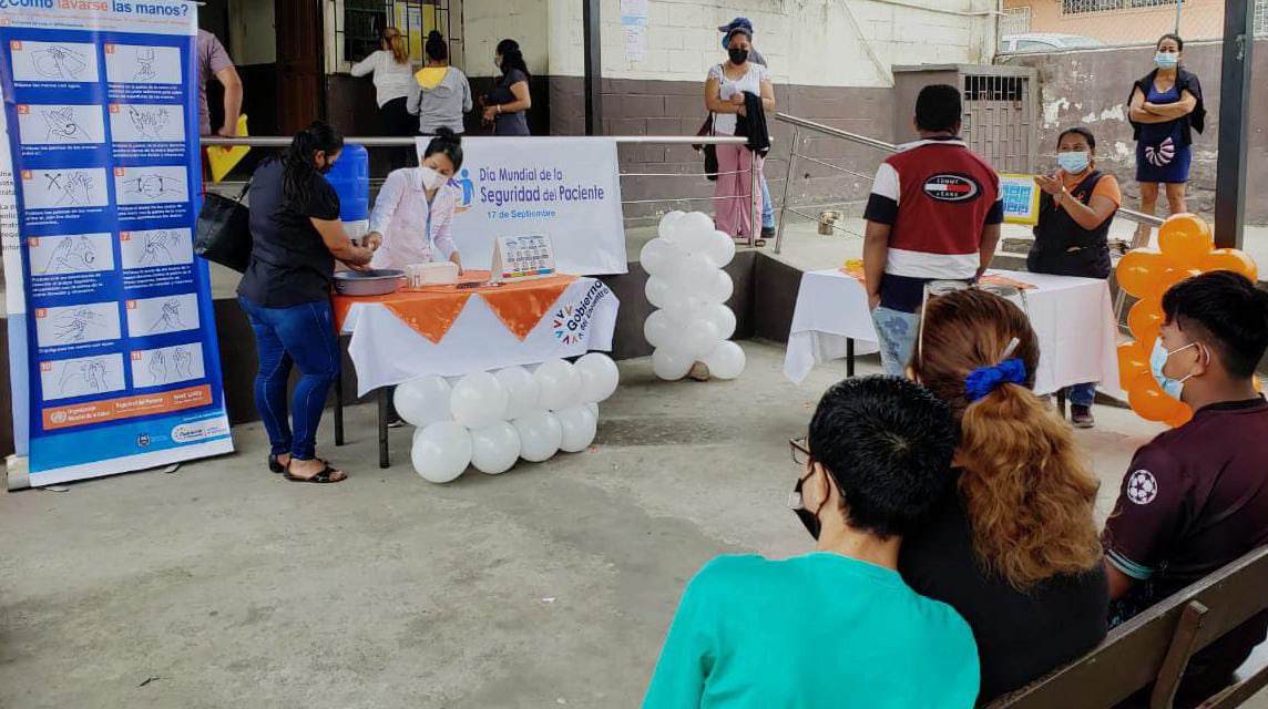 Salud_Guayas's tweet photo. #JuntosPorLaSalud | Personal del Centro de Salud #FlorDeBastión 3, informa a sus usuarios sobre los protocolos que se aplican para promover un excelente cuidado del paciente y así disminuir los factores de riesgos. https://t.co/ufOgfIjlzs