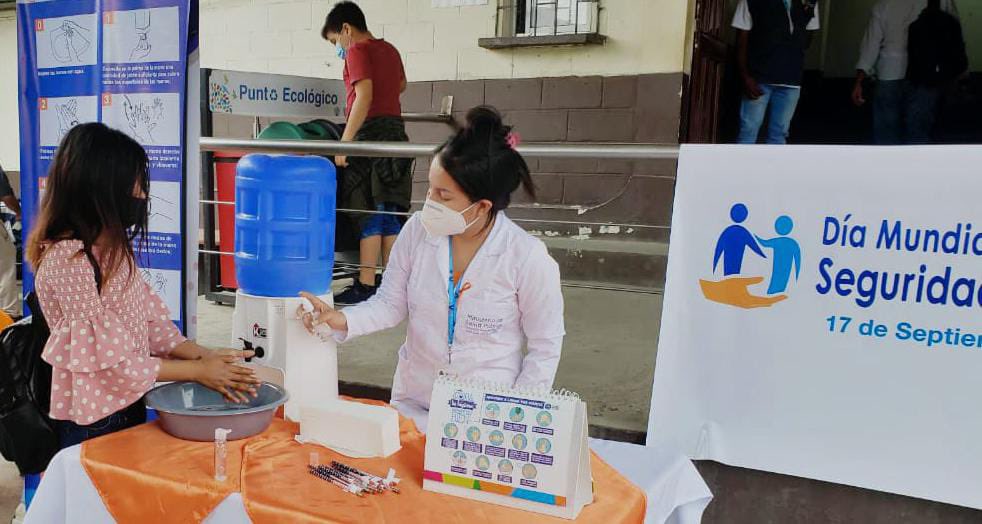 Salud_Guayas's tweet photo. #JuntosPorLaSalud | Personal del Centro de Salud #FlorDeBastión 3, informa a sus usuarios sobre los protocolos que se aplican para promover un excelente cuidado del paciente y así disminuir los factores de riesgos. https://t.co/ufOgfIjlzs