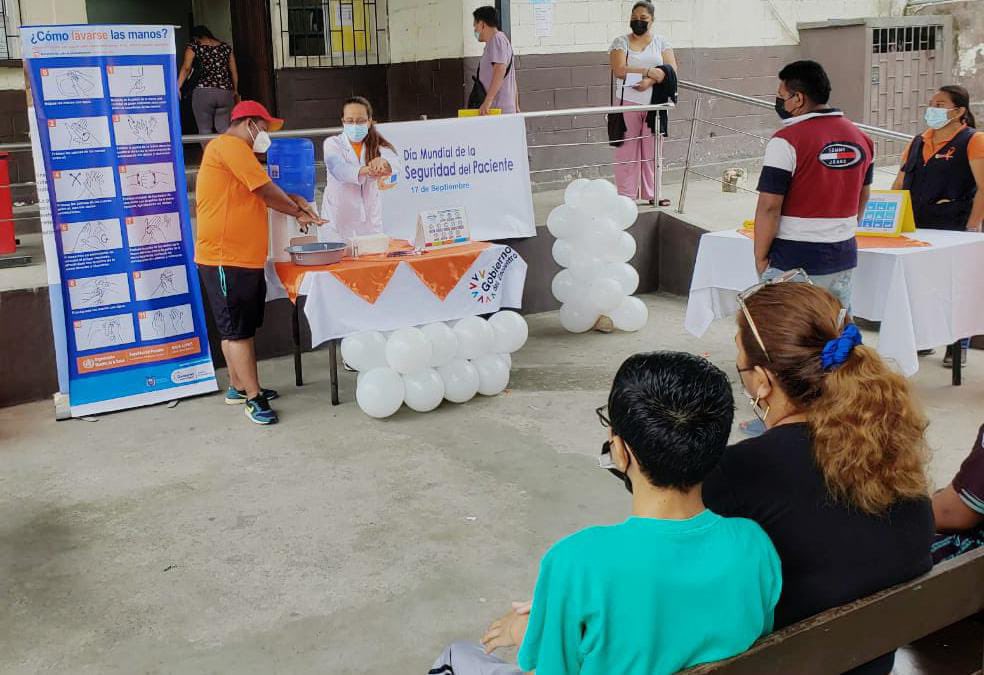 Salud_Guayas's tweet photo. #JuntosPorLaSalud | Personal del Centro de Salud #FlorDeBastión 3, informa a sus usuarios sobre los protocolos que se aplican para promover un excelente cuidado del paciente y así disminuir los factores de riesgos. https://t.co/ufOgfIjlzs