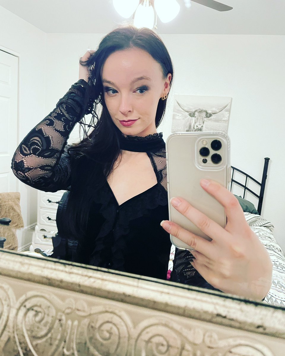 CharksieChaos's tweet photo. Hot demon bitches near uuuuuu. Should we play fortnite tn or what?
#twitchstreamer #TwitchAffliate #fortnite #corpsegirl https://t.co/TmvbC7vbUR