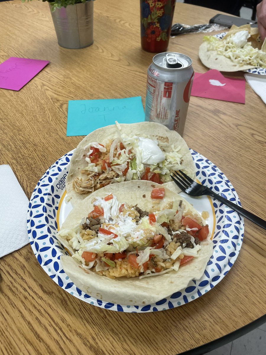teachthomas1's tweet photo. Double dose of love today! Thank you @BarnwellPto for the delicious lunch and our Admin team for their notes of appreciation. #workforthebest https://t.co/essHbL3zYB