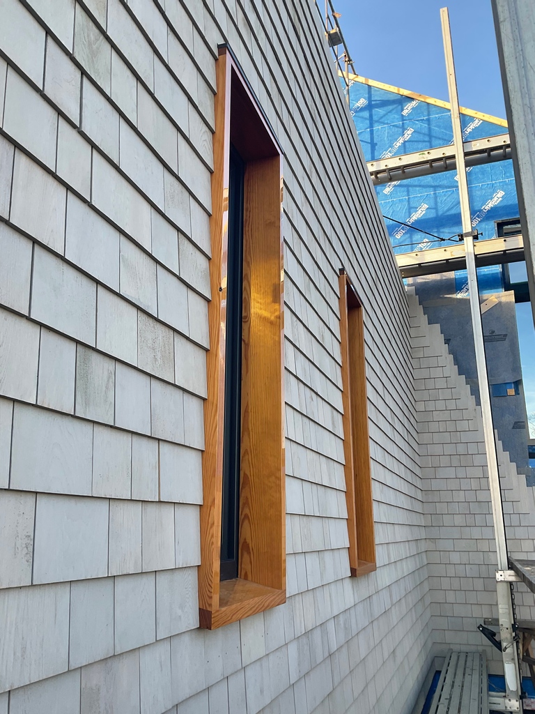 NPTRE's tweet photo. That shine 🤩 

Ark Wood's southern yellow pine coated with a clear epoxy sealer + @sbccedar's pre-stained cedar shingles make for a beautiful combo

#reclaimedwood #cedarshingles #modernhomes #customhome #newbuild https://t.co/xiAT9MBk4B