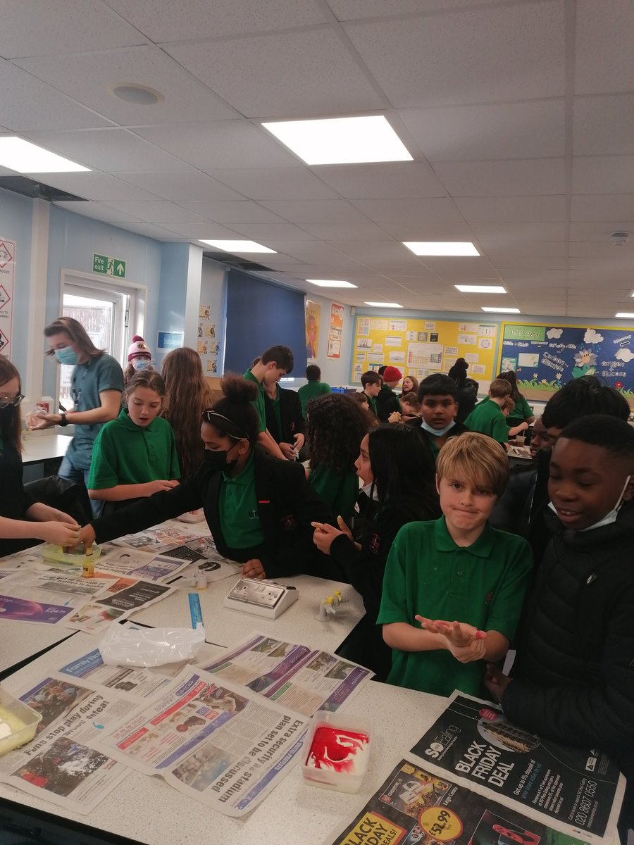 ScienceDep_SHS's tweet image. Science club today.  Making Ooblec. Solid or liquid?!