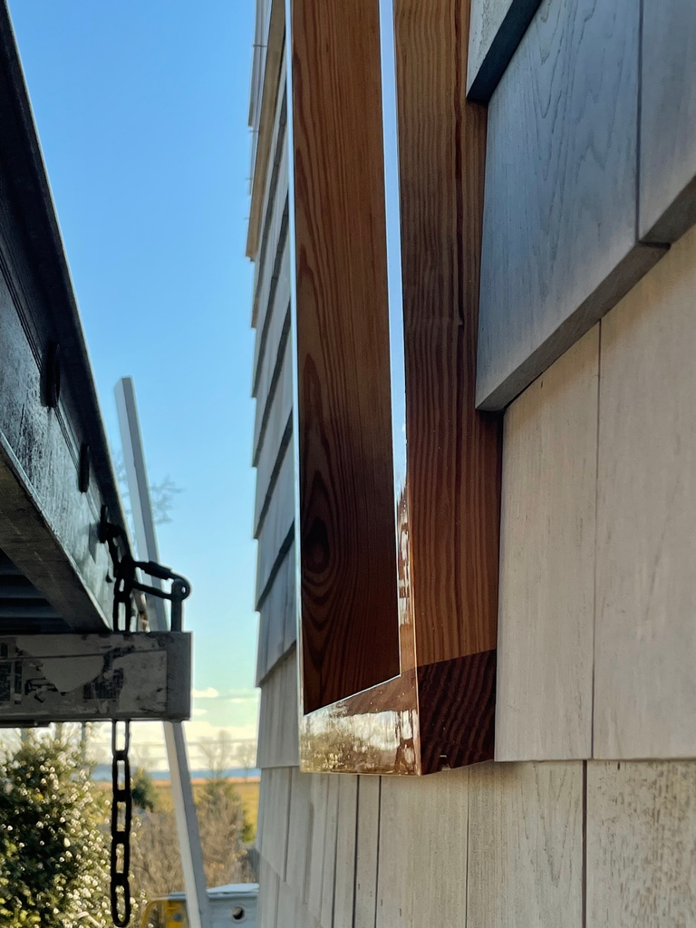 NPTRE's tweet photo. That shine 🤩 

Ark Wood's southern yellow pine coated with a clear epoxy sealer + @sbccedar's pre-stained cedar shingles make for a beautiful combo

#reclaimedwood #cedarshingles #modernhomes #customhome #newbuild https://t.co/xiAT9MBk4B