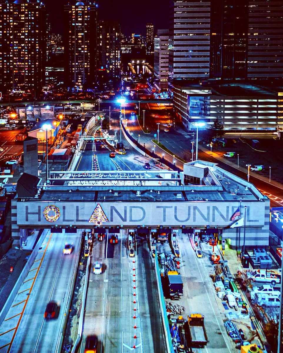 We love seeing the festive decorations around #JerseyCity. Who else is counting down until the holidays? 🙋‍♀️
📸: jerseyphotographer