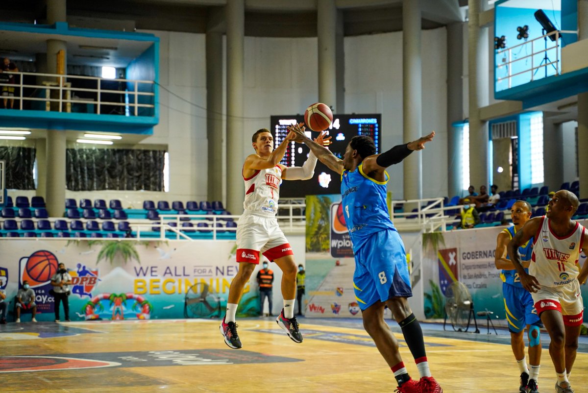 BasketColVAVEL's tweet photo. 🏆¡TITANES CAMPEÓN!✋

El equipo barranquillero se coronó campeón de la Liga Wplay de Baloncesto 2021-II 🏀al vencer 100-90 en el Juego 5 de la Final a Cimarrones

@titanes_baq es pentacampeón consecutivo luego de ir abajo 0-2.

Jugador⭐️: E. Oglivie 🇵🇦 (TIT)(25 Pts, 6 Reb, 2 As) https://t.co/RDY5VG4g6h