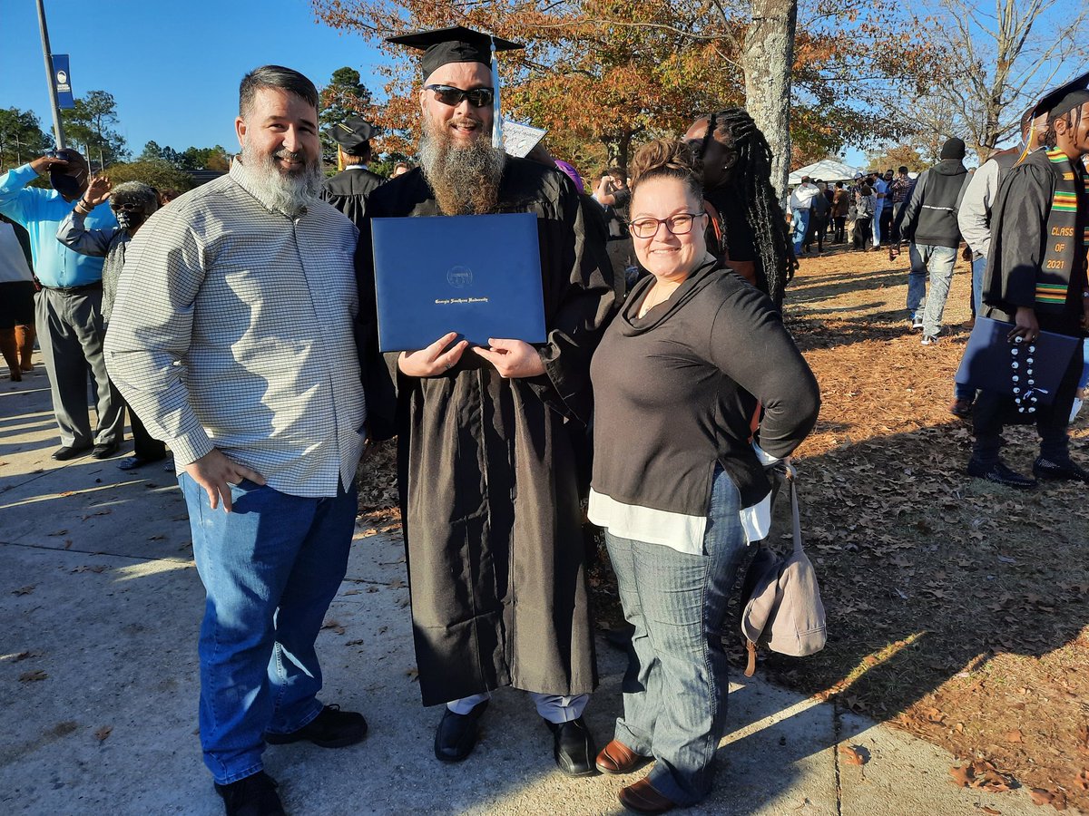 GeorgiaSouthern's tweet photo. Thats a wrap for Statesboro and for Fall 2021 Commencement!
#GSGrad21 🎓 https://t.co/NjRNrKc0dU