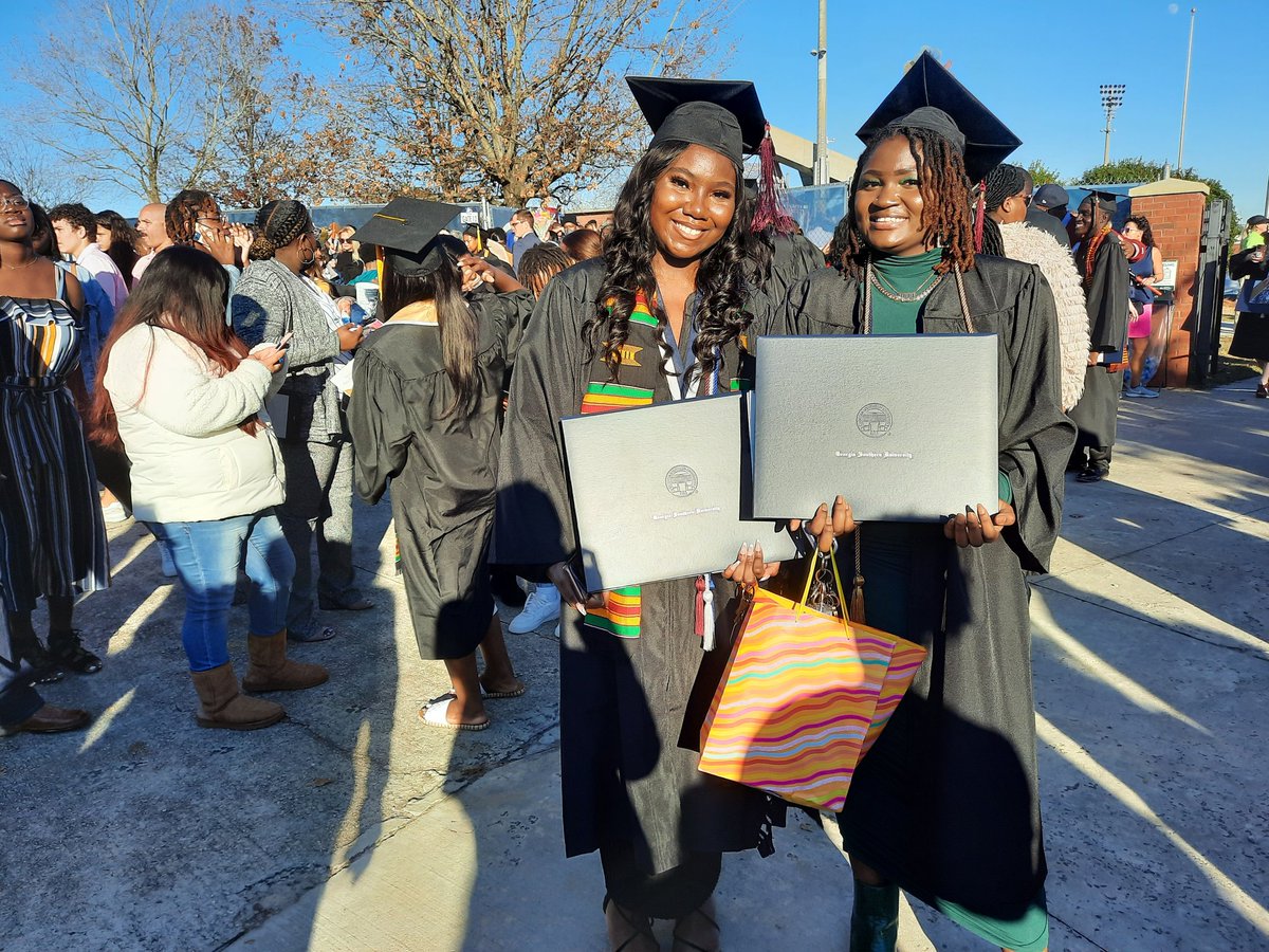 GeorgiaSouthern's tweet photo. Thats a wrap for Statesboro and for Fall 2021 Commencement!
#GSGrad21 🎓 https://t.co/NjRNrKc0dU
