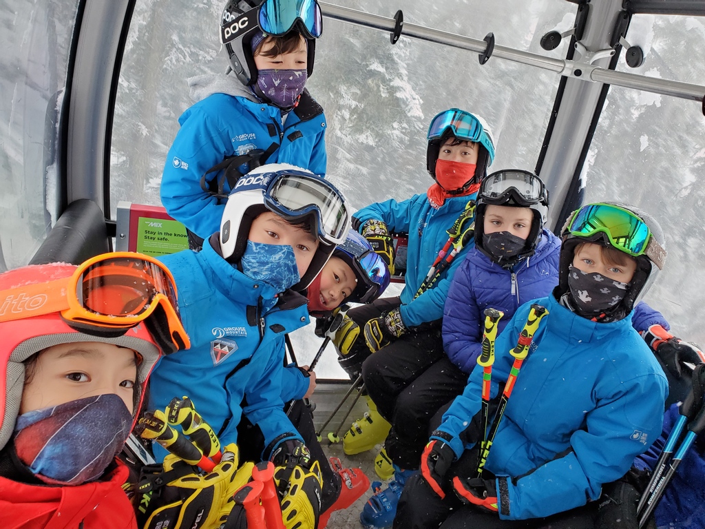 TyeeSkiClub's tweet photo. U12 on their way to Blackcomb! Mathieu's and Tamara's groups on the Peak to Peak gondola. #grousetyeeskiclub #bcalpineski https://t.co/ljswbzBCpb
