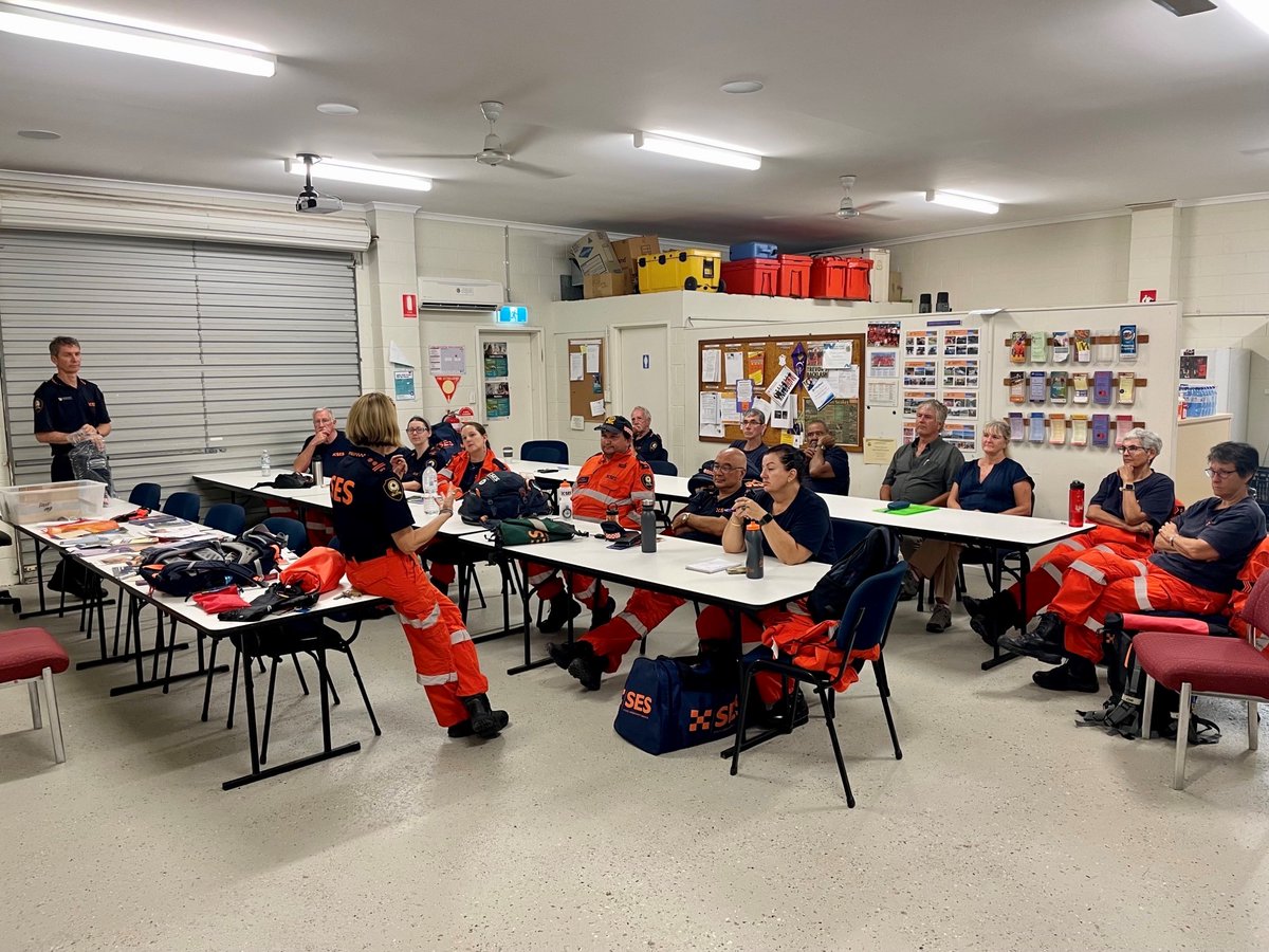 QLDSESVA's tweet photo. 🦺 SES NEWS

👪 Trinity Beach SES, State Emergency Service - Far Northern Region
📅 Local Controller sharing knowledge about what to pack for deployments, land search, personal kit, go bag!
📷 Gavin Tischendorf
👍 Great work team!

@QLDSESVA @QldFES 

#qldses #qldsesva #qldfes https://t.co/H6dmIdRilT