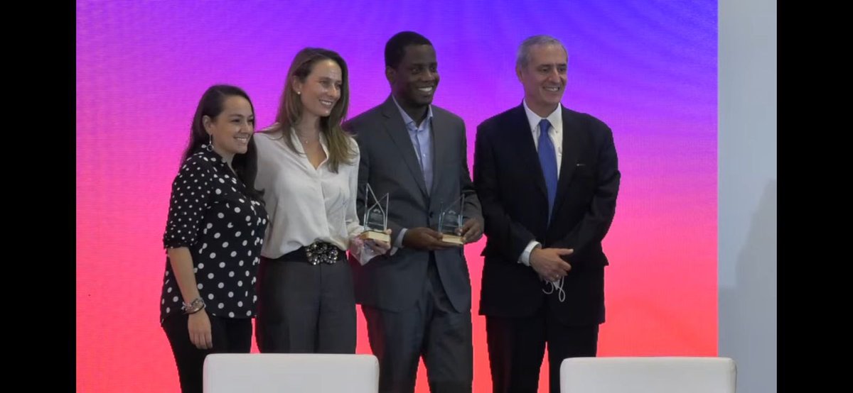 PatriAparicio4's tweet photo. Orgullosa de ser parte del equipo de @AES_Colombia, quien junto a nuestro cliente Cenit, recibió reconocimiento del @MinEnergiaCo por nuestras iniciativas en la promoción de la equidad de género en el proyecto San Fernando Solar (61MW), en el municipio de Castilla la Nueva, Meta. https://t.co/RIJeGOBT0G
