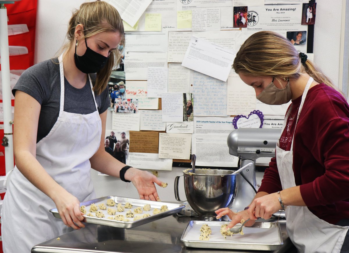 rockwoodschools's tweet photo. American troops in Kuwait will be receiving care packages featuring chocolate chip cookies, thanks to students in Becky Lawrence’s class at Lafayette. The students had a goal of baking 900 cookies and ended up with 1,760. #ForwardwithCharacter

Learn more: https://t.co/GLGDGBkehj https://t.co/iR6A5T7Zsl