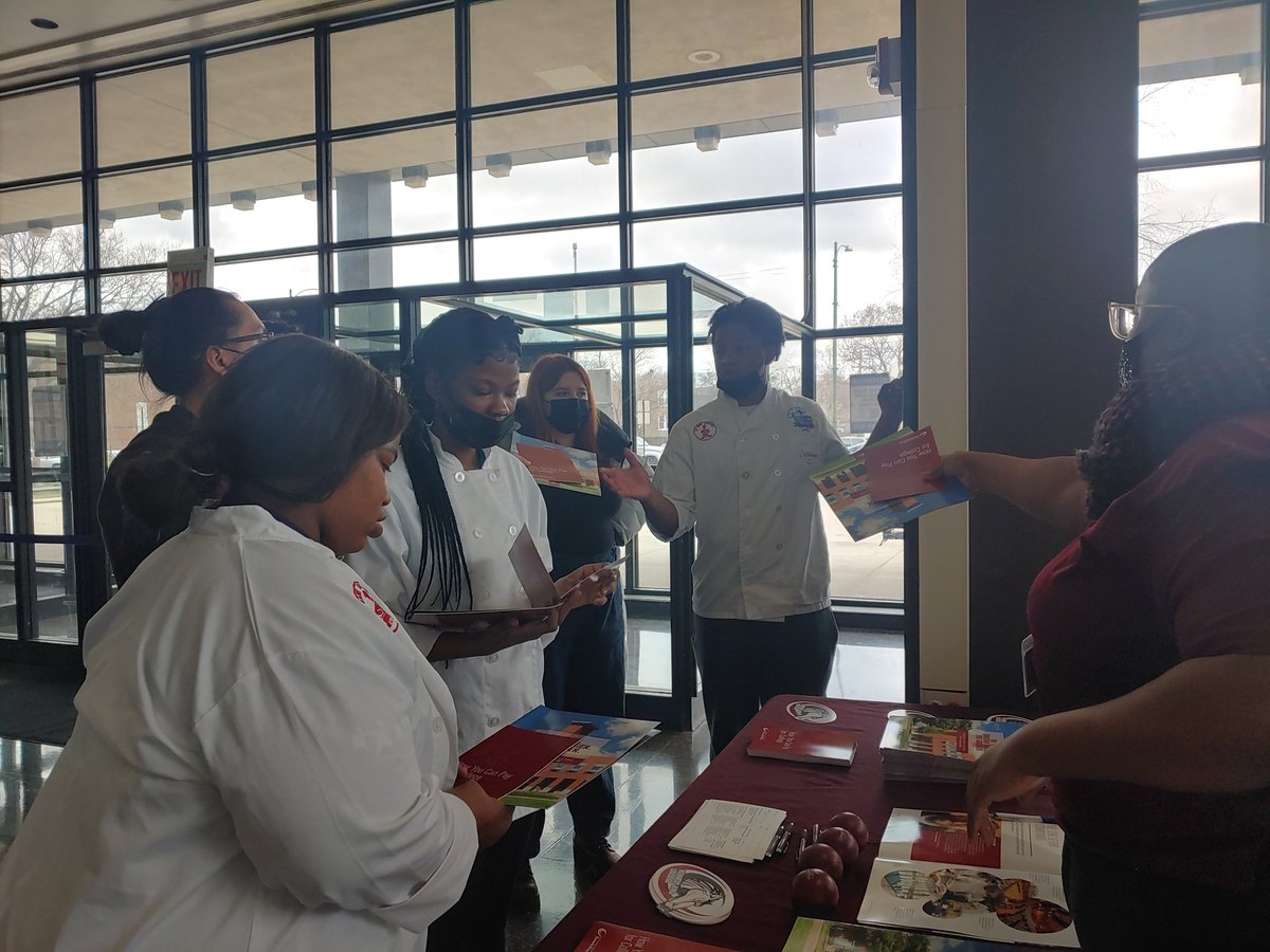 KKCRecruiterKH's tweet photo. Last Saturday, we where invited to the Culinary Competition that was held at Clemente High School and had the opportunity to participate in the Industry College and Job Fair. Washburne gave some delicious cookies as a treat to the attendees. 
@KKCEnrollment @KK_College https://t.co/5Yop5RW5mA