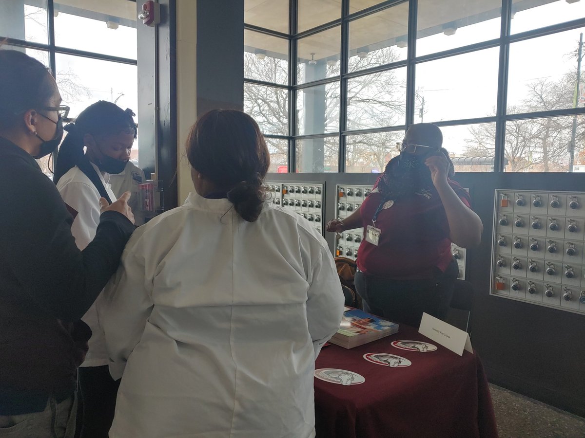 KKCRecruiterKH's tweet photo. Last Saturday, we where invited to the Culinary Competition that was held at Clemente High School and had the opportunity to participate in the Industry College and Job Fair. Washburne gave some delicious cookies as a treat to the attendees. 
@KKCEnrollment @KK_College https://t.co/5Yop5RW5mA