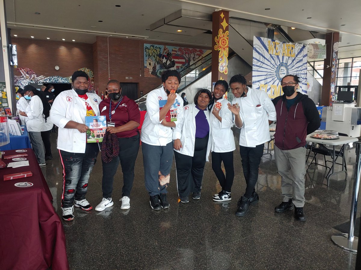 KKCRecruiterKH's tweet photo. Last Saturday, we where invited to the Culinary Competition that was held at Clemente High School and had the opportunity to participate in the Industry College and Job Fair. Washburne gave some delicious cookies as a treat to the attendees. 
@KKCEnrollment @KK_College https://t.co/5Yop5RW5mA