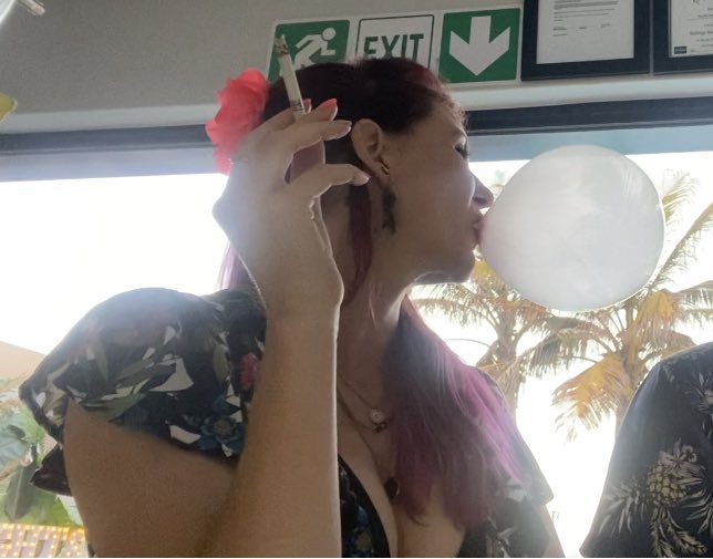 PurplestormB's tweet photo. Smoke filled #bubbles blown at the bar. #publicbubbles #bubblegumfun Uploaded to my VIP OnlyFans page (come see, come be a VIP) check links 😘 https://t.co/DhjrwoCXa3