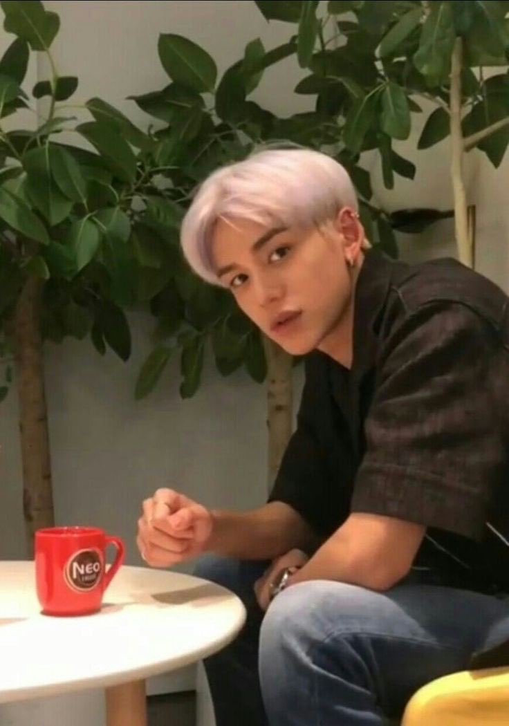 _confesionesfk0's tweet image. ☁️;   Se ofrece para ser novio de las fiestas y también busca amigos