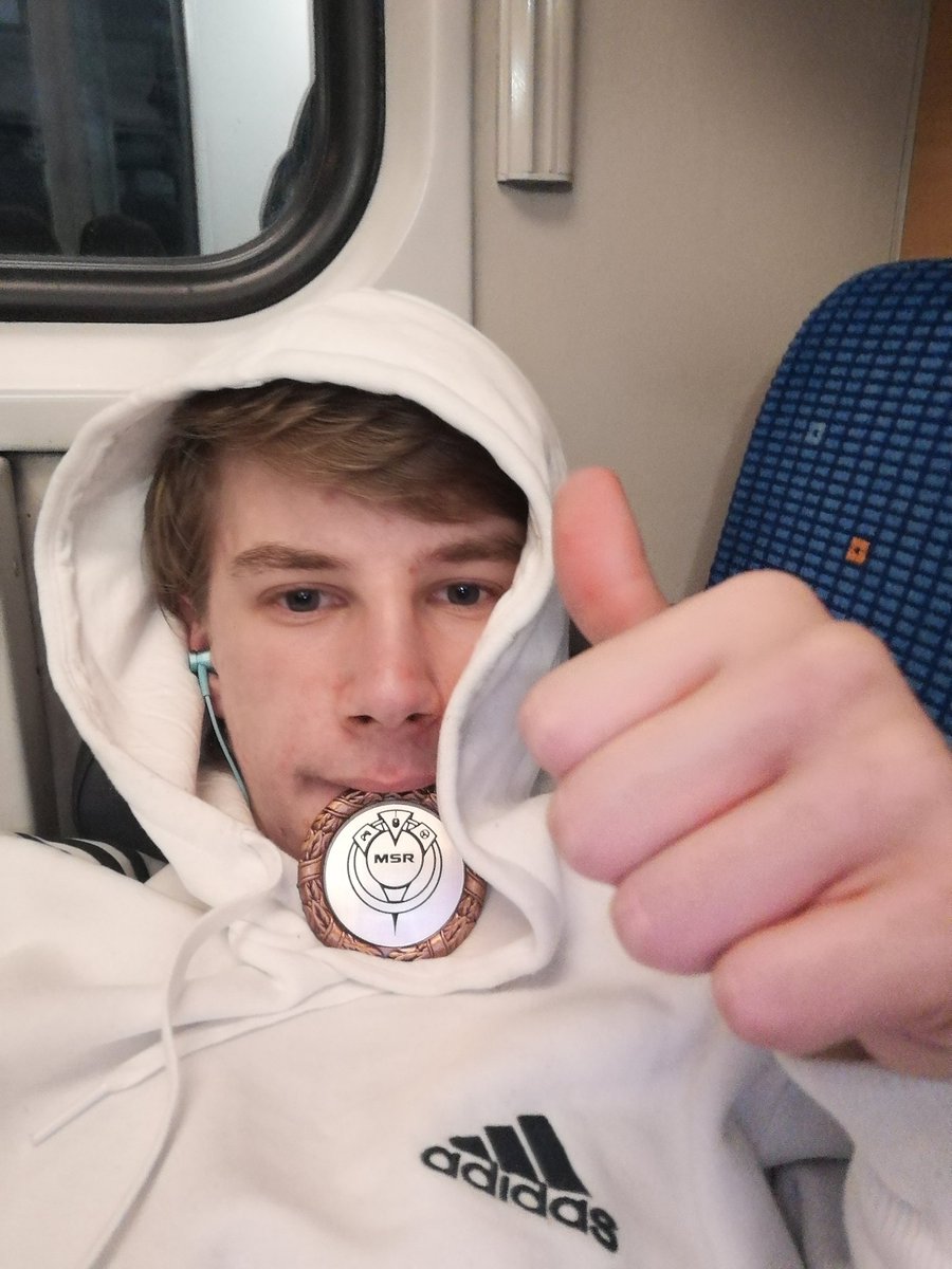 Jelikož mám narozky, tak bych chtěl uspořádat menší giveaway o váš vysněný skin do League of Legends. Pokud se chcete zapojit, stačí udělat následovné:
1. Napsat do komentáře, odkud mě znáte a váš vysněný skin. 
2. Mít u mě follow. 
3. RT&amp;L na příspěvku
Přeji krásné svátky. :)